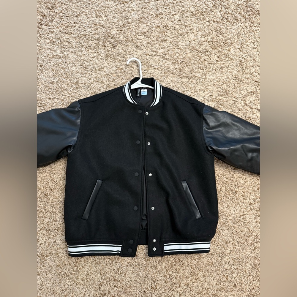 New-H&M Woman Black and White Varsity Jacket Size XXS 

Runs Big